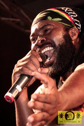 Elijah Prophet (Jam) with The House Of Riddim Band 12. Reggae Jam Festival - Bersenbrueck 13. August 2006 (1).jpg